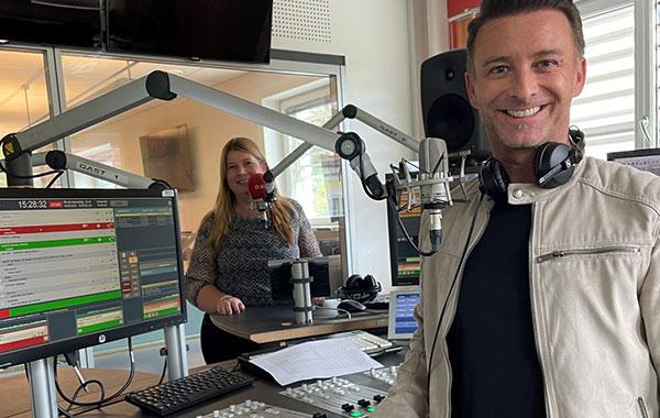 Foto Studio Radio Kärnten Interview von Marco Ventre mit Christine Pichler zum Internationalen Tag für gleiches Entgelt der UN